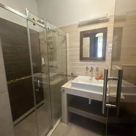 Apartment Orangehomes High Class 4 Bedroom Budapest